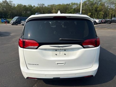 Used 2018 Chrysler Pacifica Touring-L w/ Premium Audio Group FWD image 7