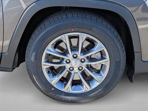 Used 2020 Jeep Cherokee Latitude Plus image 23