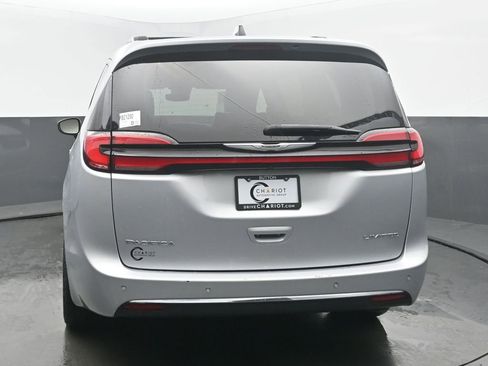 Used 2023 Chrysler Pacifica Limited FWD image 5
