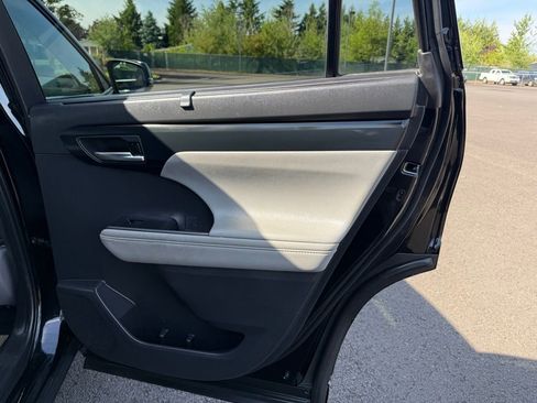 Used 2021 Toyota Highlander XLE AWD/4WD image 23