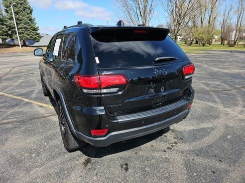 Used 2019 Jeep Grand Cherokee Laredo image 3