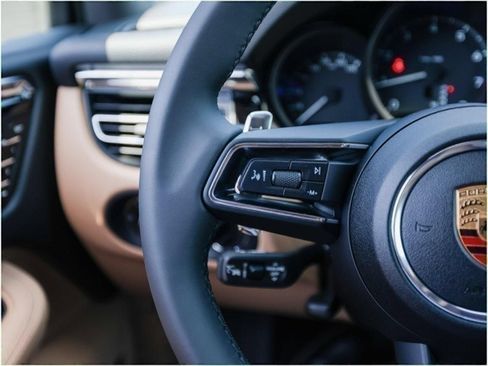 Certified 2025 Porsche Macan AWD/4WD image 17