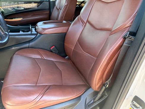 Used 2019 Cadillac Escalade Luxury image 24