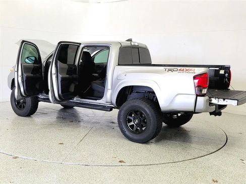 Used 2018 Toyota Tacoma SR w/ SR Convenience Package image 11