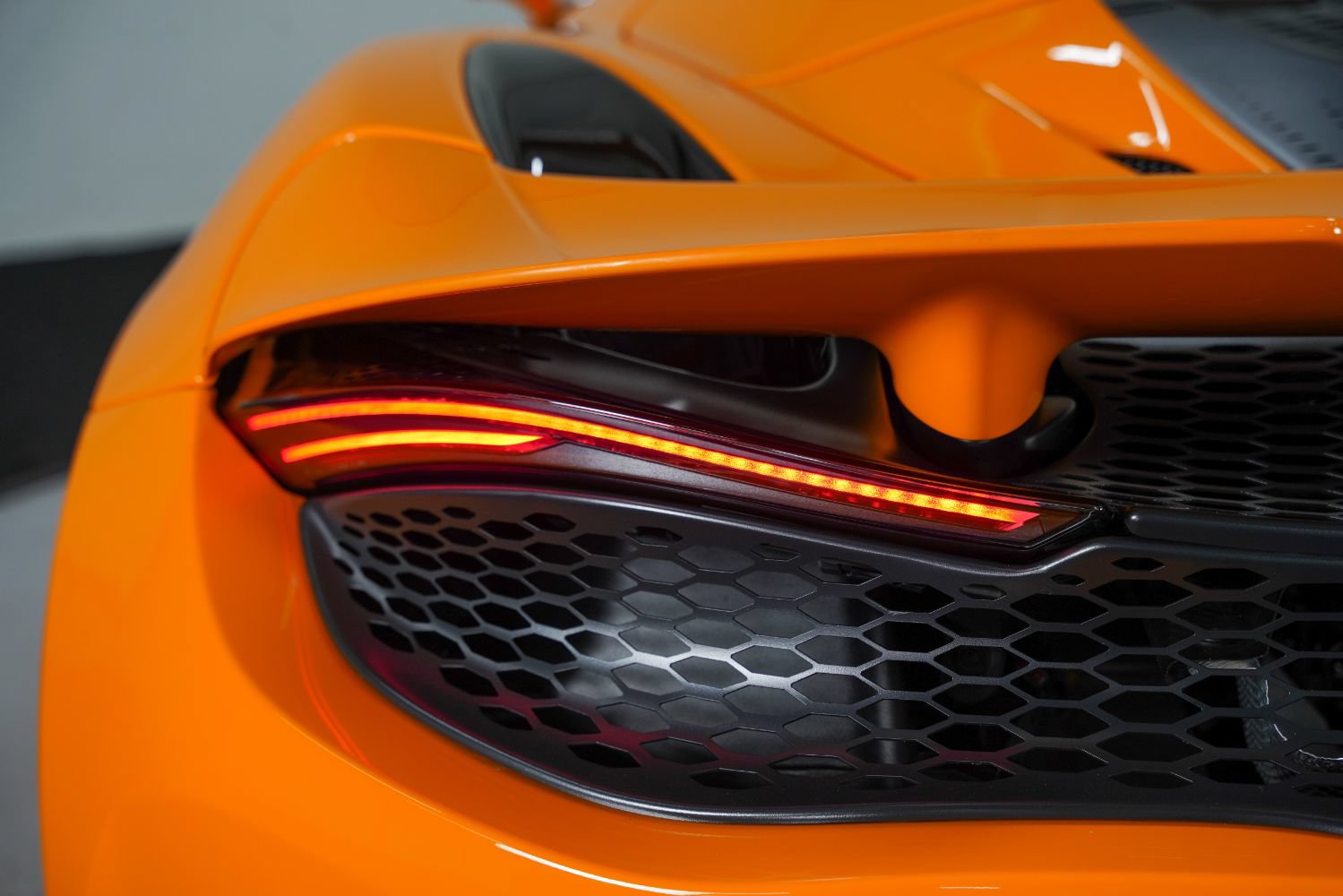 Used 2024 McLaren 750S Spider RWD image 19
