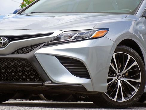 Used 2020 Toyota Camry SE FWD image 6