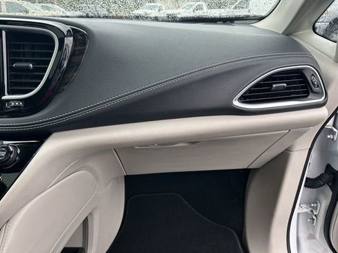 Used 2024 Chrysler Pacifica Limited image 29