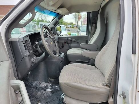 Used 2016 Chevrolet Express 3500 RWD image 2