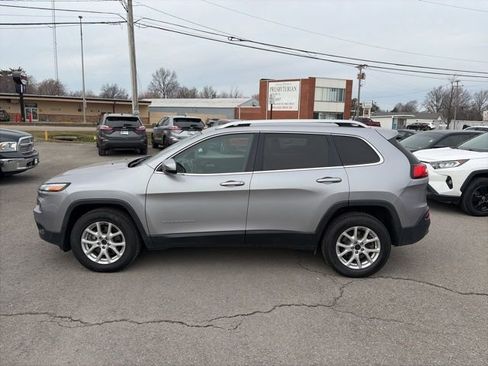 Used 2018 Jeep Cherokee Latitude w/ Cold Weather Group image 3
