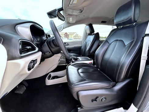 Used 2023 Chrysler Pacifica Touring-L FWD image 16