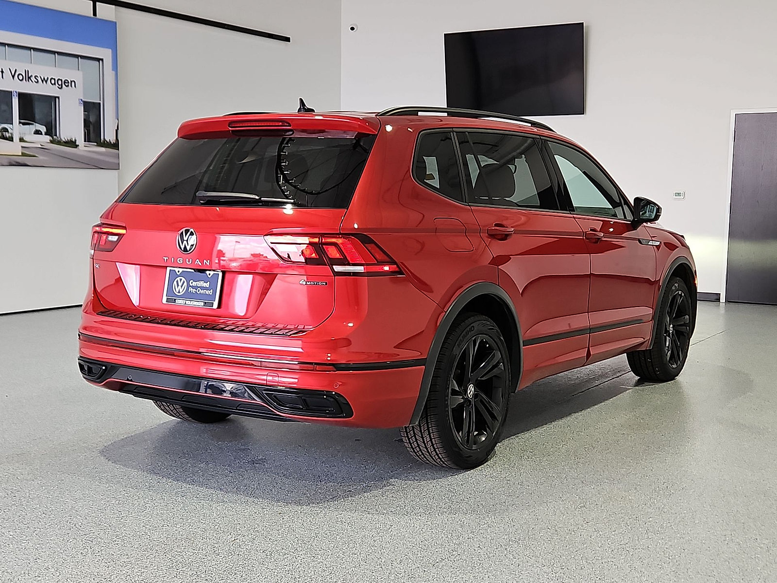 Used 2024 Volkswagen Tiguan SE R-Line AWD/4WD image 8