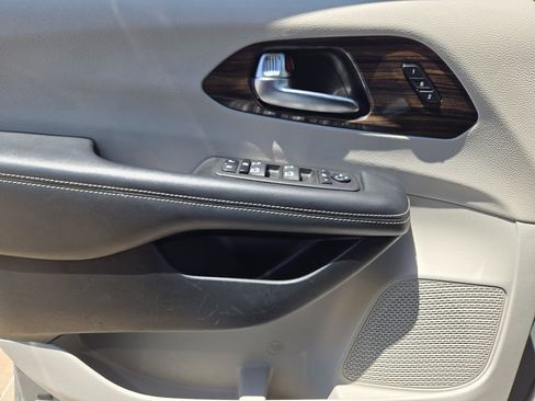 Used 2023 Chrysler Pacifica Limited FWD image 18