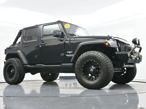 Used 2017 Jeep Wrangler Unlimited Sahara w/ Connectivity Group AWD/4WD image 40