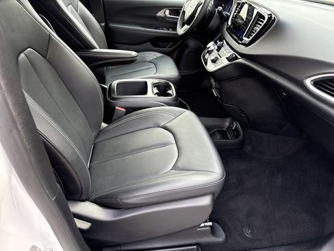 Used 2025 Chrysler Pacifica Select image 13