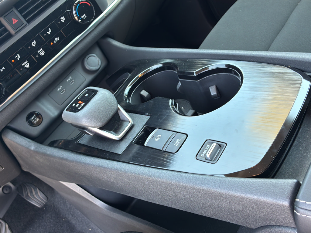 Used 2025 Nissan Rogue S FWD image 33