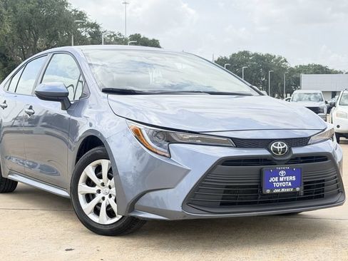 Used 2025 Toyota Corolla LE FWD image 2