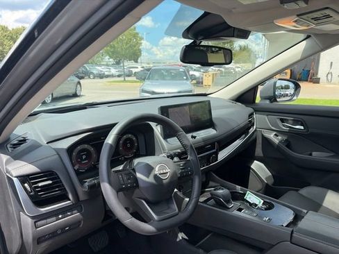Used 2025 Nissan Rogue SL w/ SL Premium Package FWD image 31