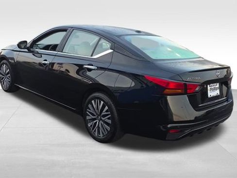 Used 2025 Nissan Altima 2.5 SV FWD image 3