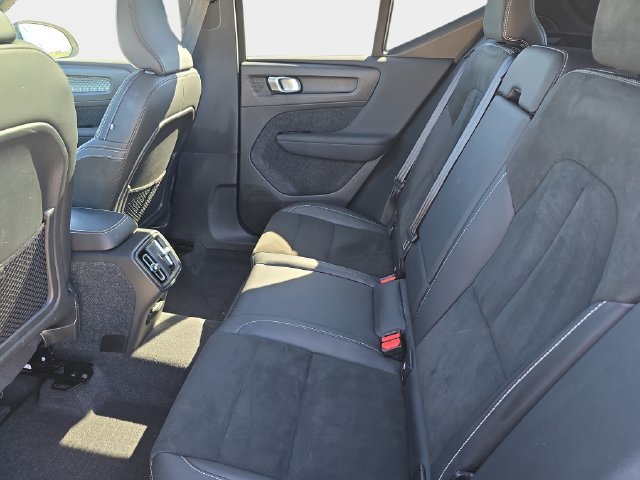 Used 2022 Volvo XC40 T5 R-Design w/ Advanced Package AWD/4WD image 17