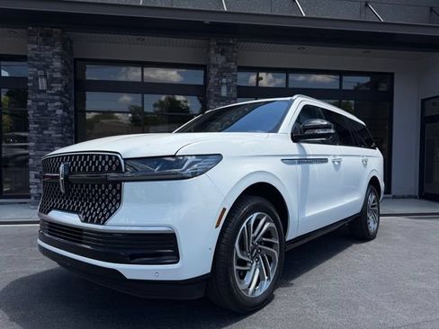 Used 2025 Lincoln Navigator Reserve AWD/4WD image 12