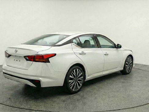 Used 2025 Nissan Altima 2.5 SV FWD image 9