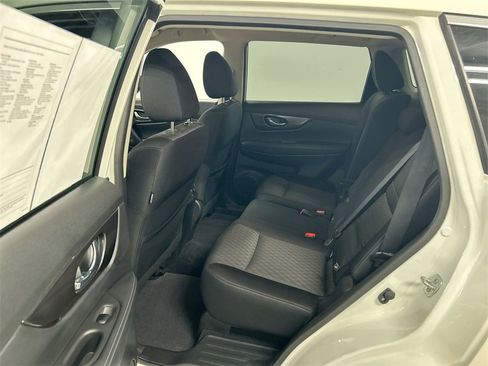 Used 2018 Nissan Rogue SV image 19