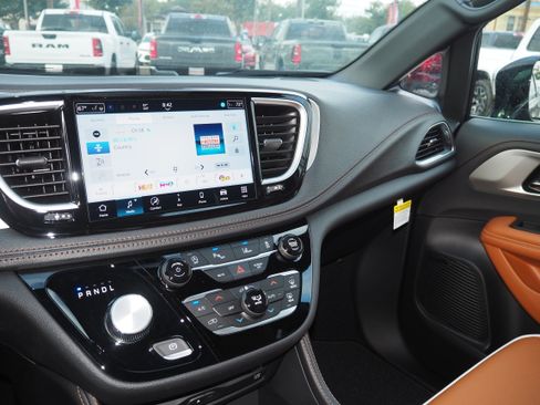 New 2026 Chrysler Pacifica Pinnacle image 18