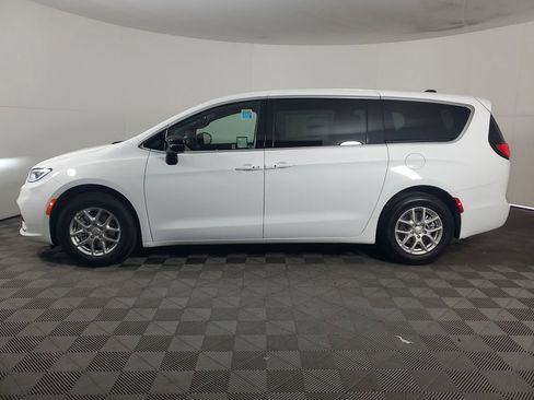 New 2026 Chrysler Pacifica Select image 7