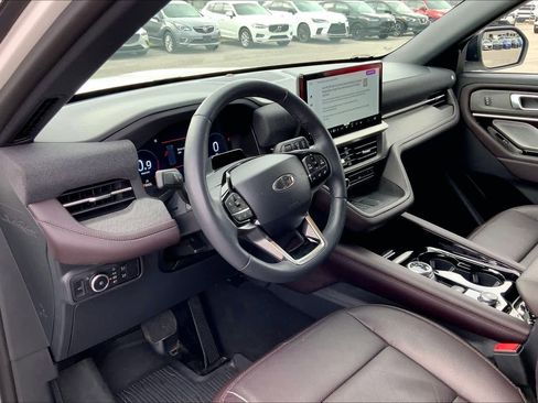 Certified 2025 Ford Explorer Platinum image 17