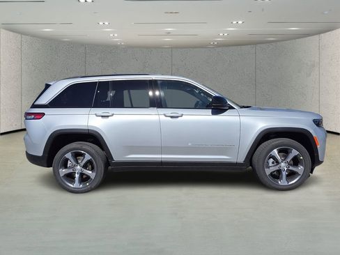 New 2026 Jeep Grand Cherokee Limited RWD image 3