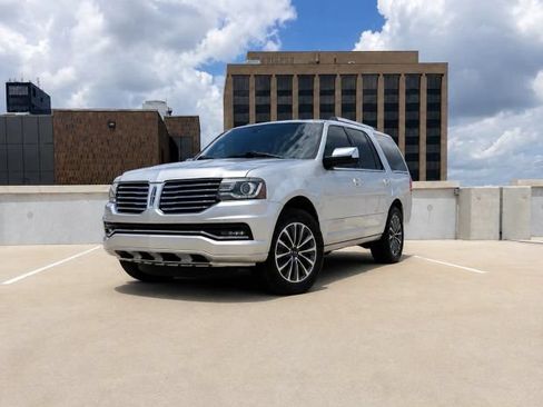 Used 2017 Lincoln Navigator Select RWD image 1