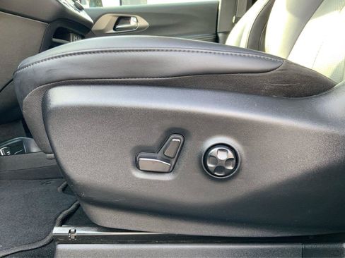 Used 2025 Chrysler Pacifica Select FWD image 19