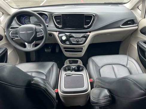 Used 2024 Chrysler Pacifica Limited FWD image 11