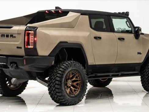 Used 2025 GMC Hummer EV 3X w/ LPO, Dark Essentials Package image 9