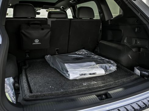 Used 2024 Volkswagen Tiguan SEL R-Line image 8