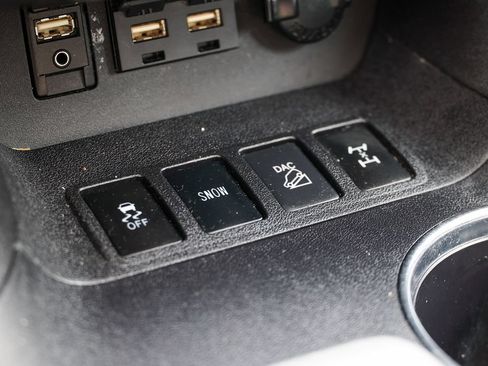Used 2019 Toyota Highlander XLE AWD/4WD image 32