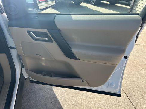 Used 2014 Land Rover LR2 HSE image 15