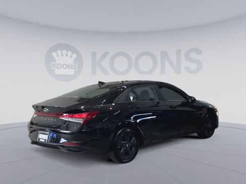Used 2023 Hyundai Elantra SEL w/ Preferred Accessory Package FWD image 11