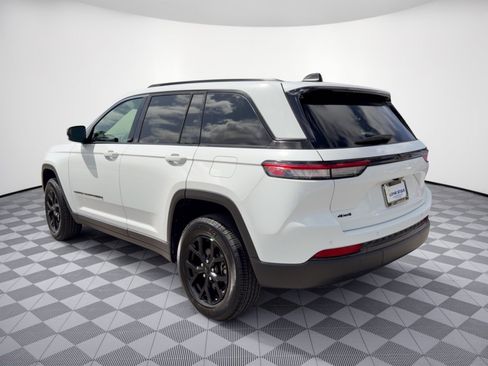 Used 2025 Jeep Grand Cherokee Altitude AWD/4WD image 3