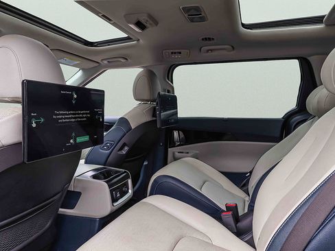 Certified 2025 Kia Carnival SX Prestige FWD image 24