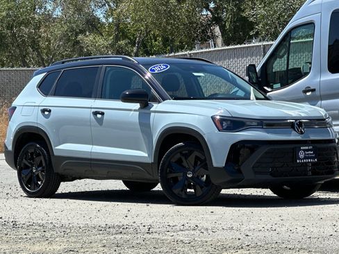 Certified 2026 Volkswagen Taos SE FWD image 2