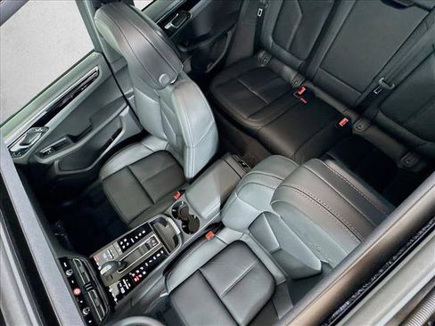 Certified 2025 Porsche Macan AWD/4WD image 20