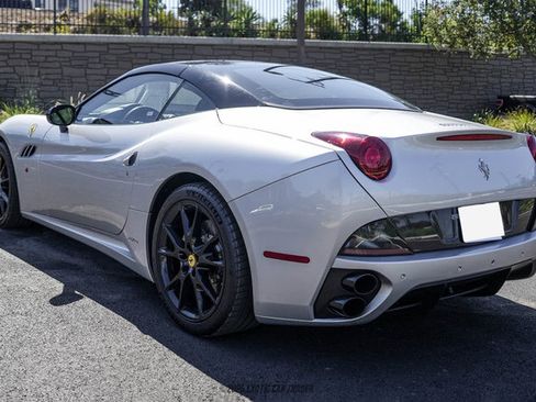 Used 2012 Ferrari California RWD image 18