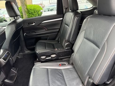 Used 2019 Toyota Highlander XLE AWD/4WD image 12
