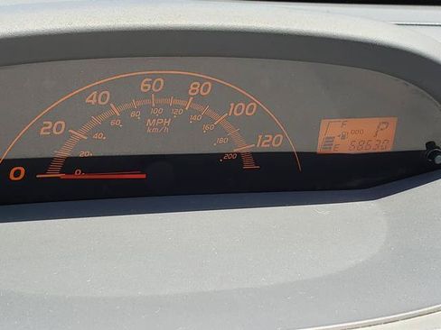 Used 2010 Toyota Yaris 4-Door Hatchback FWD image 26