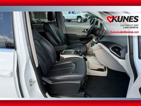 Used 2024 Chrysler Pacifica Touring-L FWD image 20