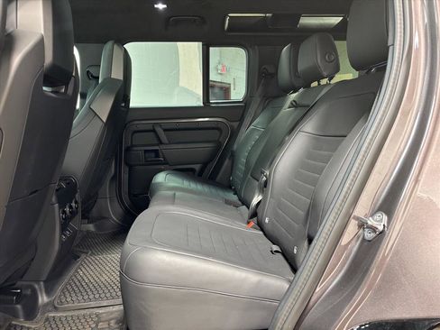 Used 2025 Land Rover Defender 110 image 30