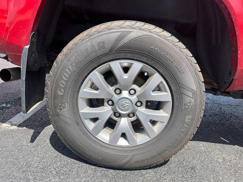 Used 2018 Toyota Tacoma SR5 AWD/4WD image 11
