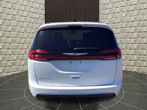 Used 2025 Chrysler Pacifica Select FWD image 6