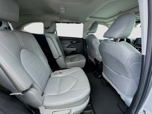 Used 2022 Toyota Highlander XLE FWD image 20